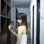 Koketná selfie pred zrkadlom, hra nôh v rulete