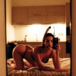 L'art du jeu avec les tétons en direct et selfies érotiques