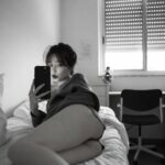 Гаряча красуня грайливо дражнить язиком під час живих виступів