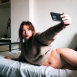 Odkrywanie prowokacyjnych doznań na żywo z kamerą selfie